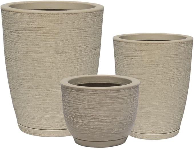 Trio de vasos leves em polietileno com design cônico e bojo, em tons neutros, indicado para varandas, salas ou jardins.