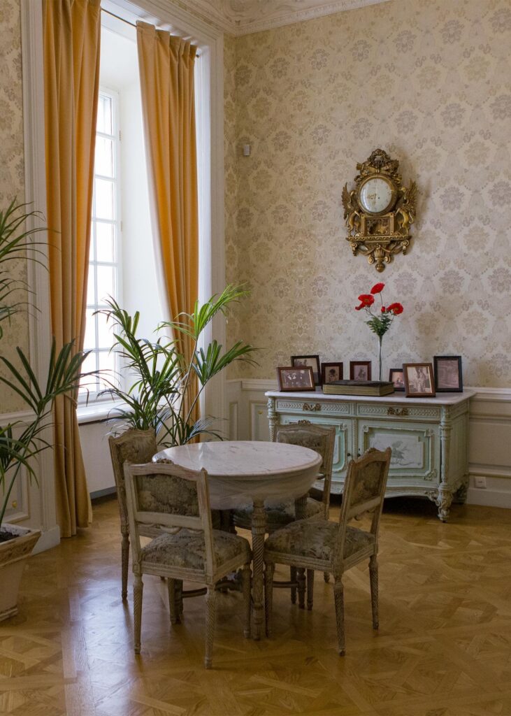Sala de jantar com estilo vintage na decoração.