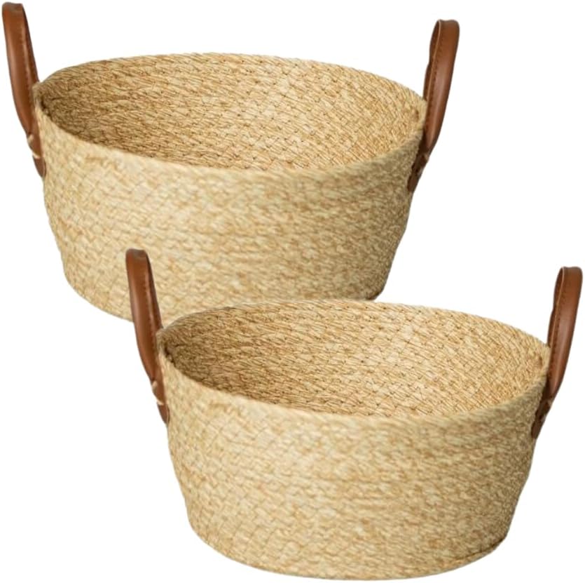 Duas cestas pequenas em palha trançada artesanal, para organização e decoração de ambientes delicados.
