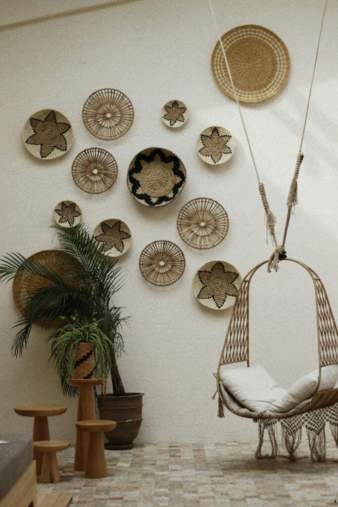 Cadeira suspensa e parede decorada com cestos.