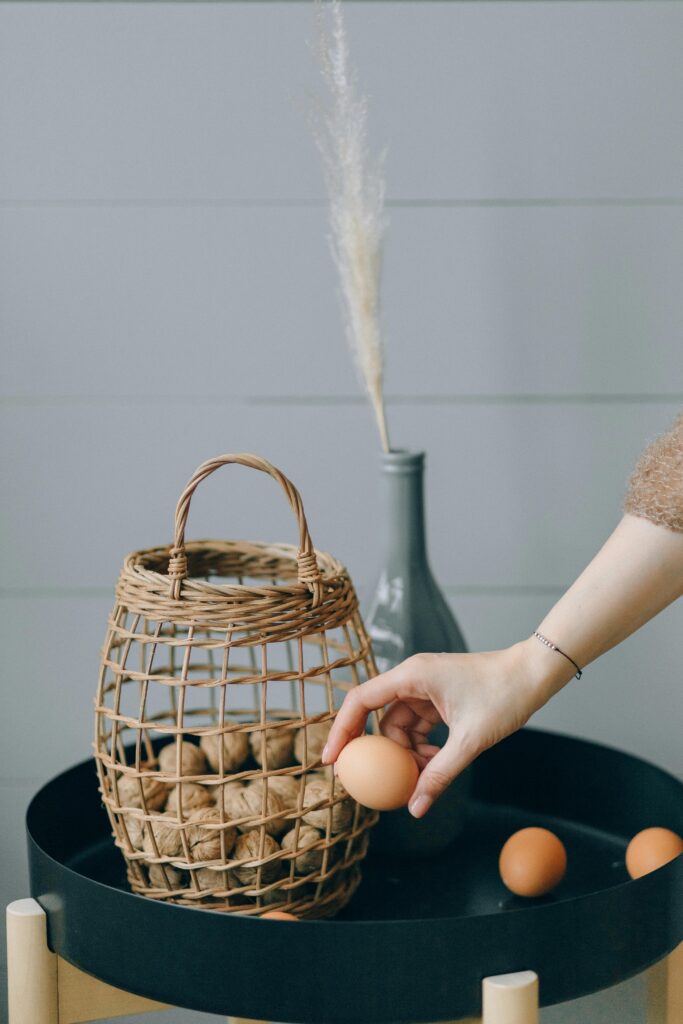Decoração com cesta de palha porta alimentos ou ovos.