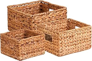 Kit com 3 cestos em fibra vegetal trançada, tamanhos variados, ideais para organização com charme natural.