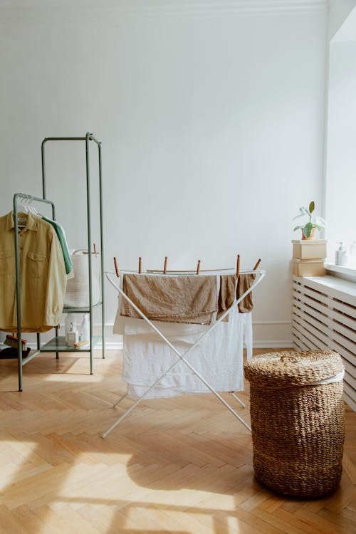 Cesto grande de palha com tampa, para colocar roupas ou outros objetos. Um dos itens curingas para organizar a casa.