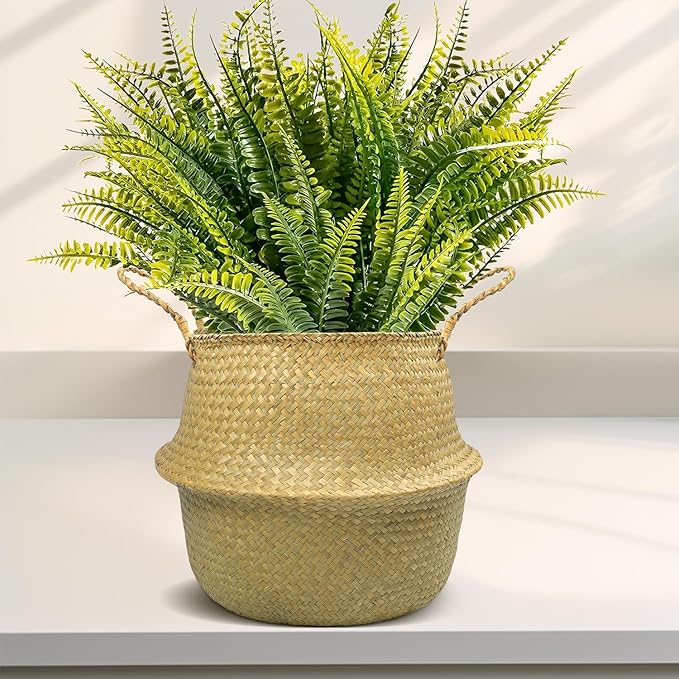 Cesto grande em fibra vegetal trançada com alças, dobrável, indicado para roupas, mantas ou plantas.