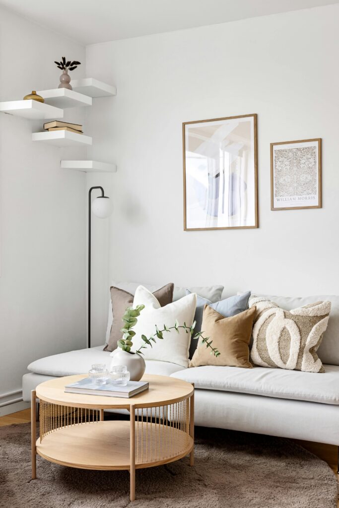 sala clara com sofá neutro e decoração minimalista