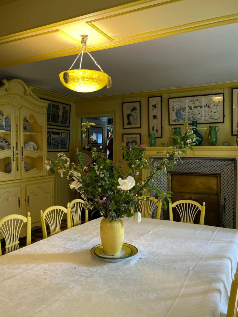 Cozinha amarela estilo vintage na decoração.