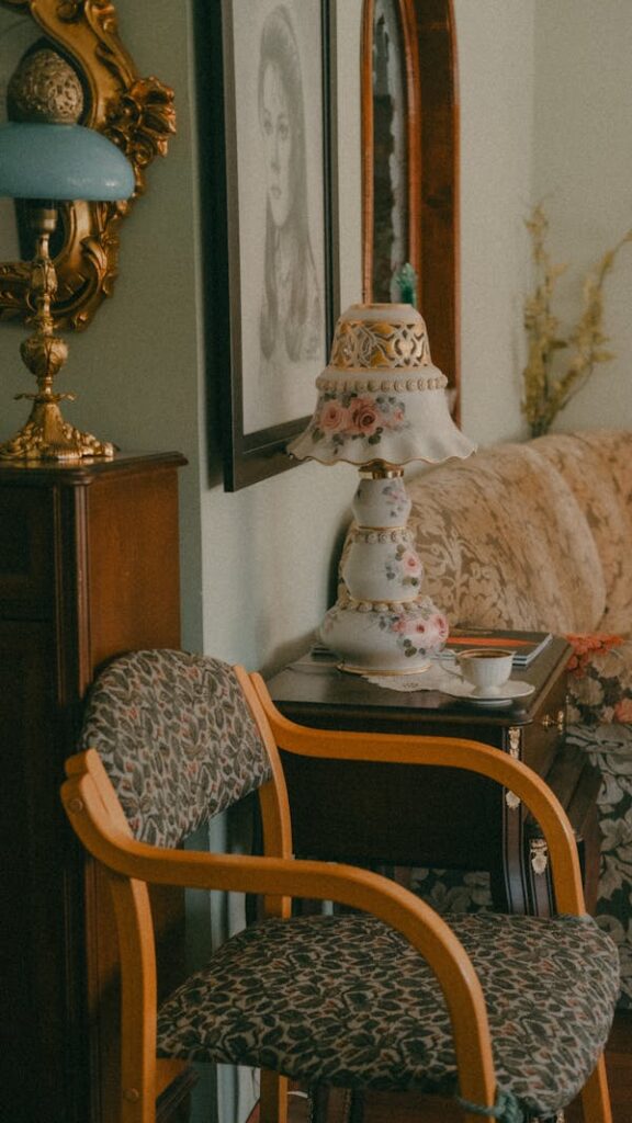 Canto de uma sala com estilo vintage na decoração.