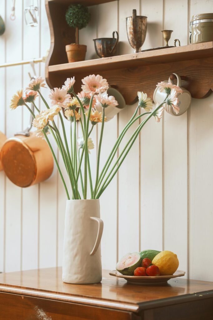 Jarra com flores sobre um balcão em um canto de uma cozinha estilo Farmhouse