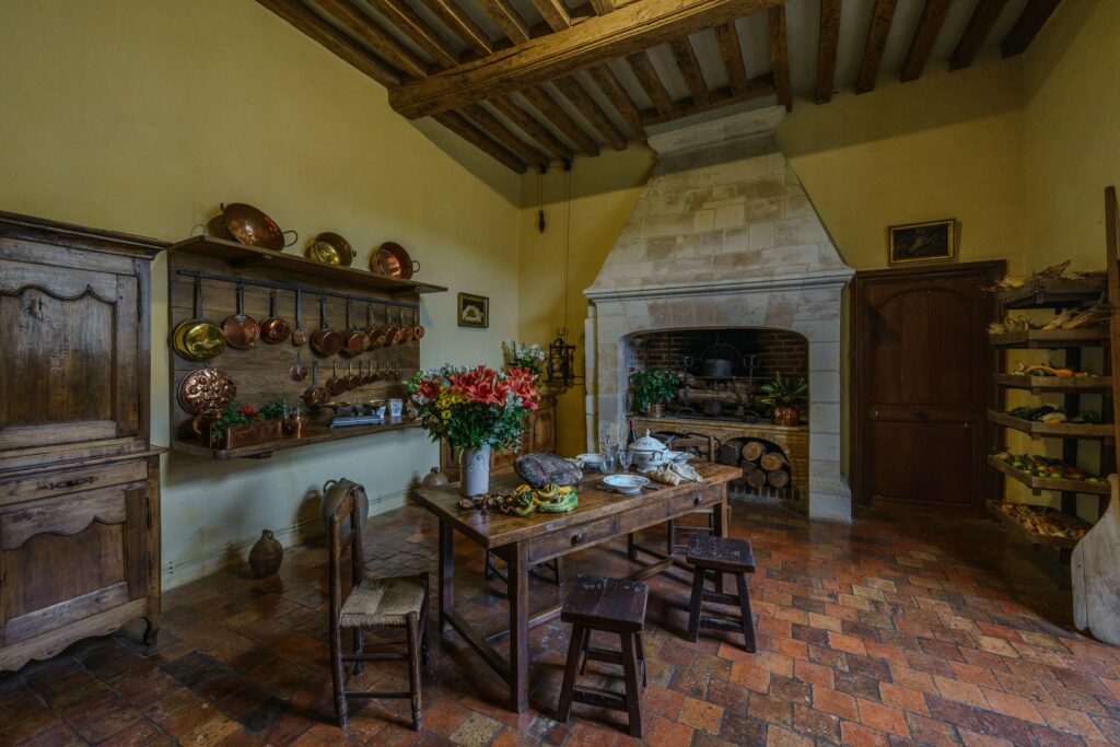 cozinha com armários rústicos e mesa de madeira