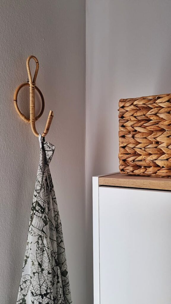Gancho de parede com tecido pendurado. Um dos itens curingas para organizar a casa.