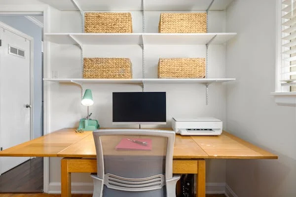 Caixas grandes retangulares de palha para a organização do escritório. Um dos itens curingas para organizar a casa.