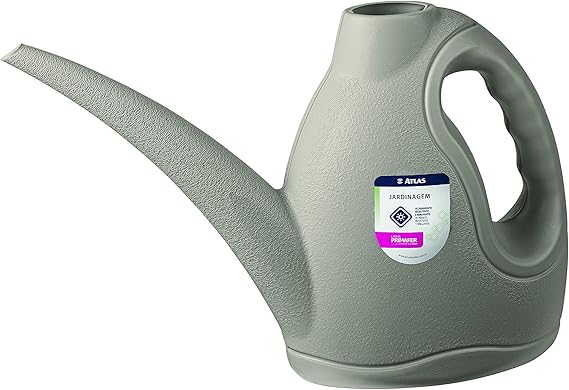 Regador leve de plástico com bico fino e alça anatômica, capacidade para 2 litros, indicado para plantas em vasos.