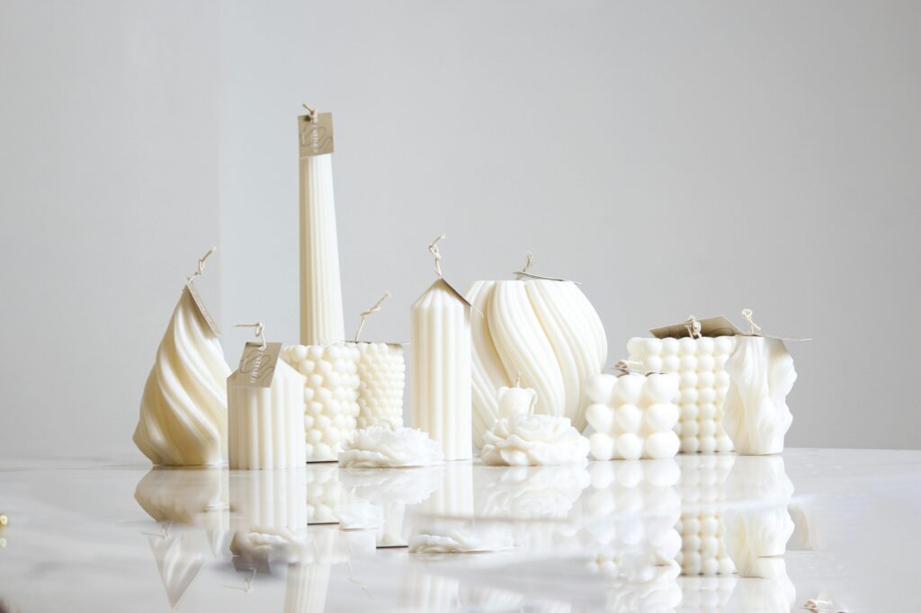 Velas decorativas brancas em diferentes formatos.