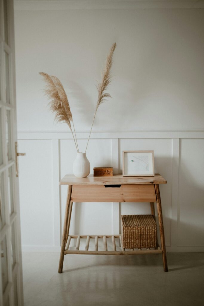 Aparador com objetos em estilo boho na decoração.