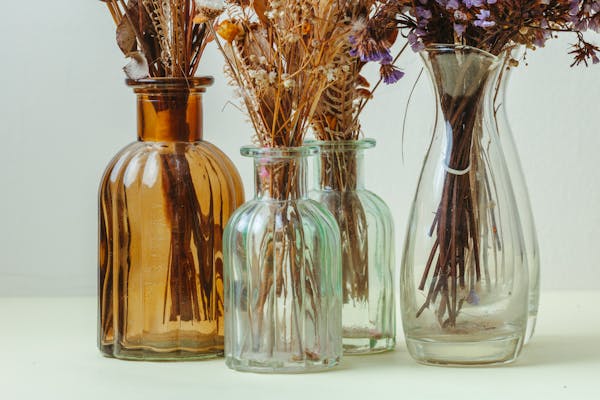 vasos de vidro com flores secas no estilo boho na decoração