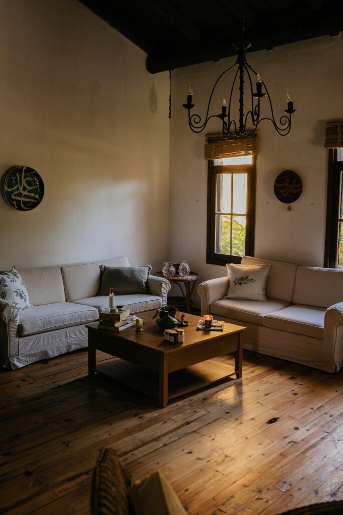 Um ambiente rústico e acolhedor com tons naturais, móveis de madeira e detalhes artesanais que convidam à tranquilidade.