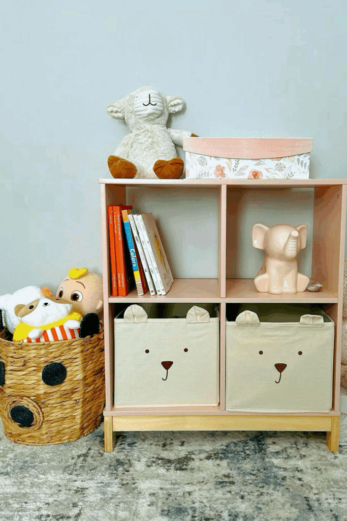 Estante com nichos e cestos organizadores infantis para manter brinquedos e livros organizados na sala.