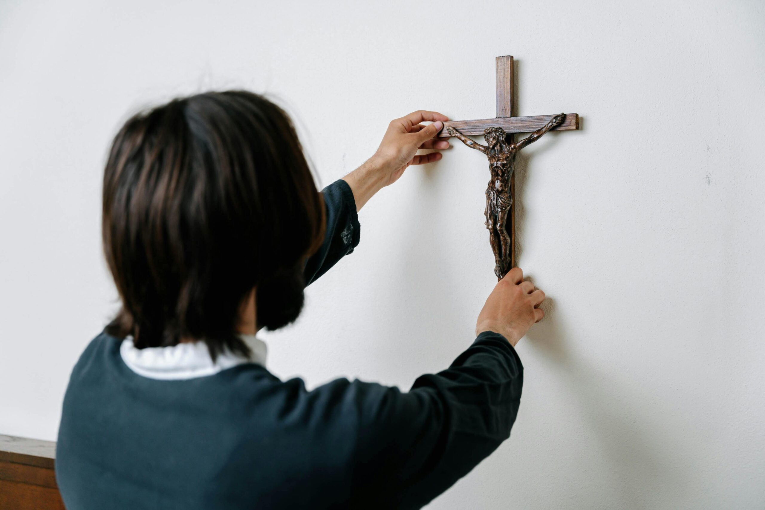 Cantinho da oração em casa sendo organizado.
