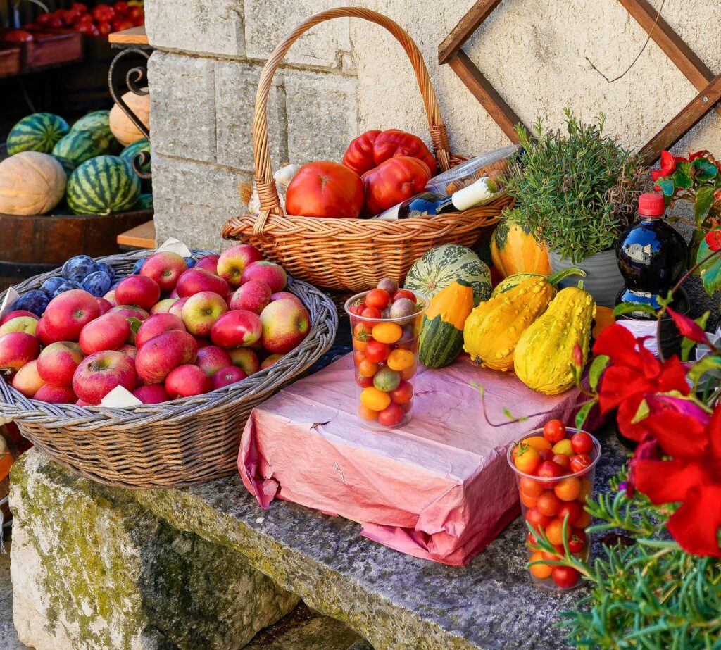 Cestas de frutas e legumes frescos em um mercado italiano, símbolo da dolce vita italiana.