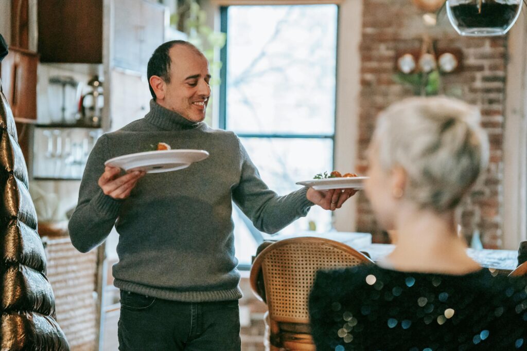 Momento de convivência e hospitalidade à mesa, essência da dolce vita italiana