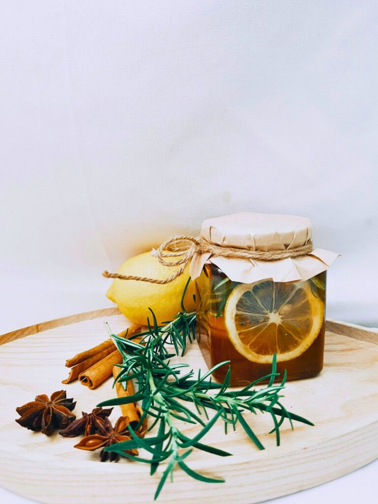 Ingredientes naturais para perfumar a casa com limão, canela, alecrim e especiarias.