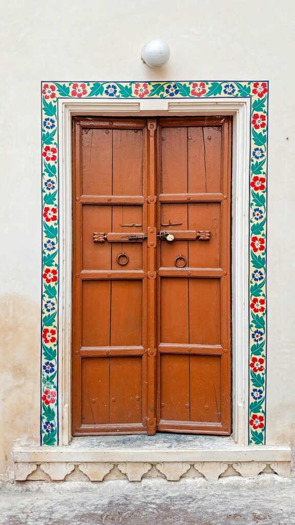 Azulejos coloridos na moldura criam uma entrada alegre e cheia de identidade.