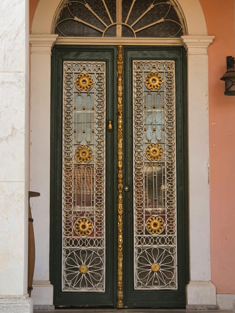 porta cinza-escuro com ferragens douradas e gradeado artesanal