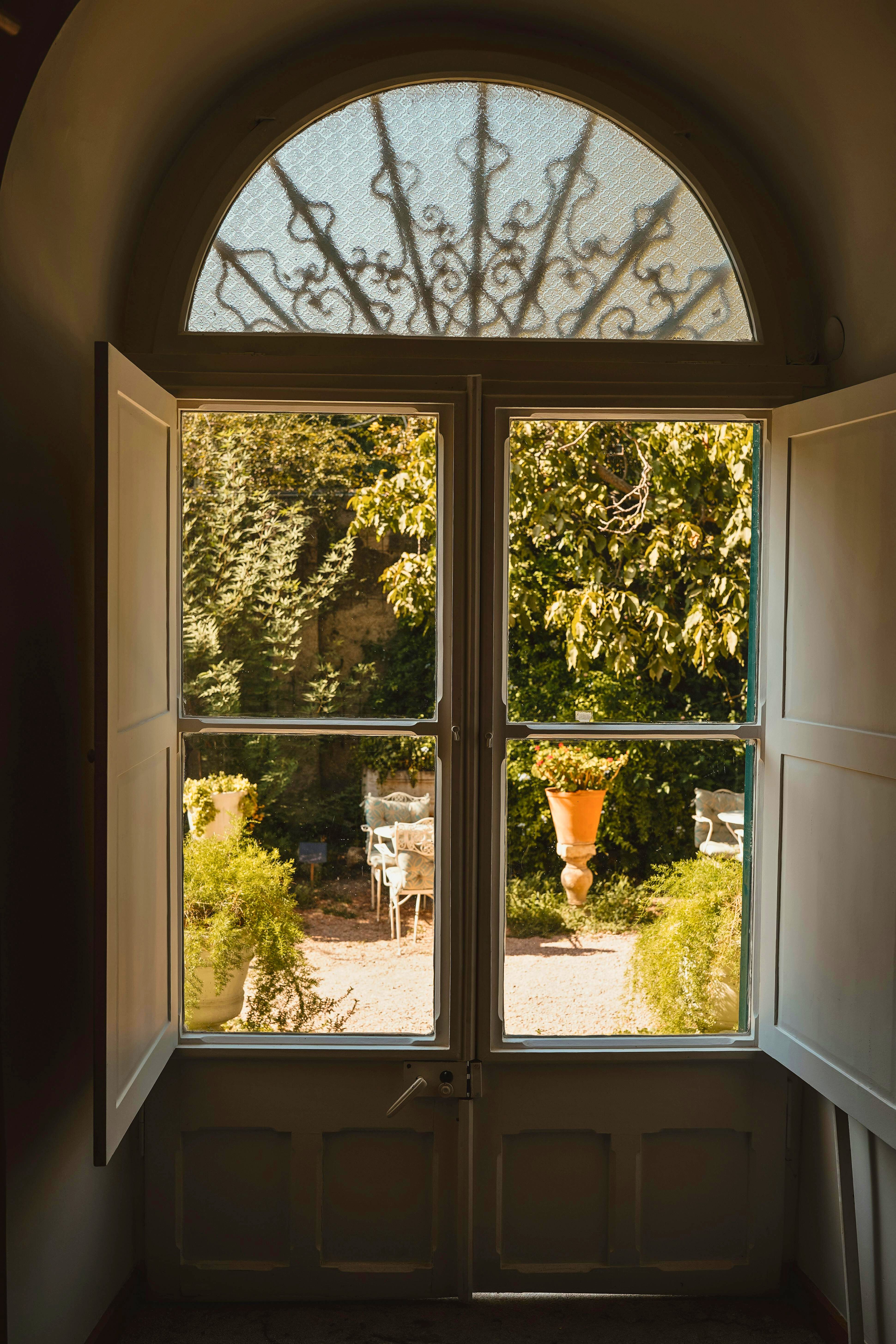 presença da Itália em uma casa com portas abertas, luz natural e plantas no jardim