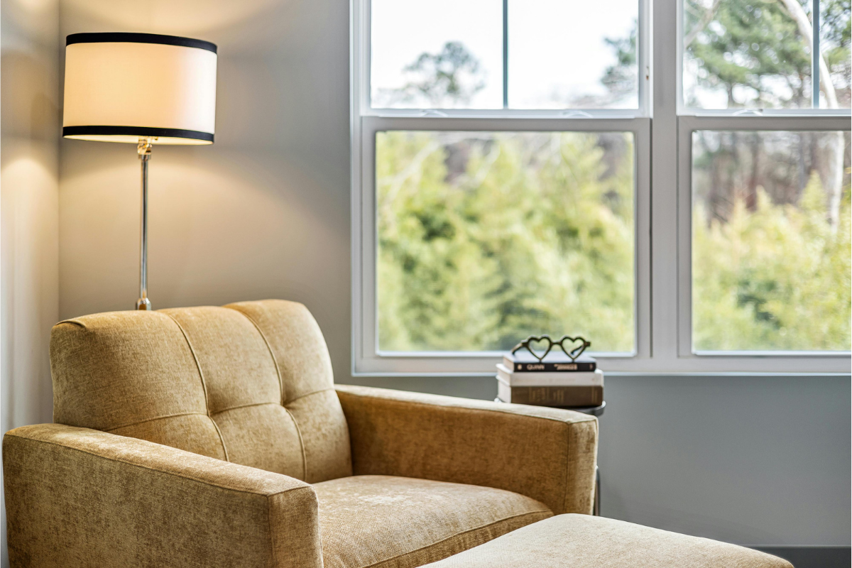 cantinhos de leitura em casa com poltrona aconchegante e luz suave