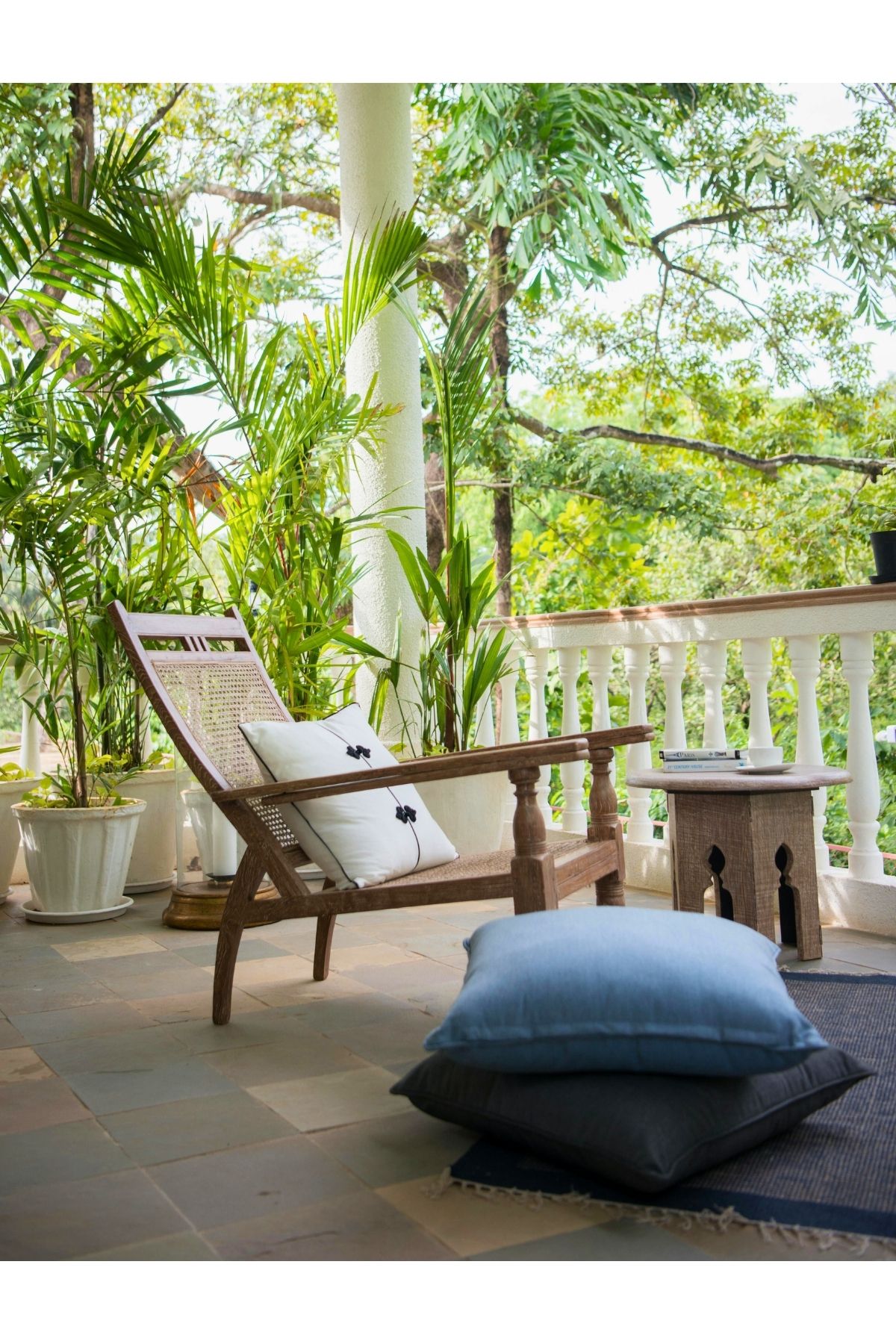 cantinhos de leitura em casa na varanda com plantas e luz natural