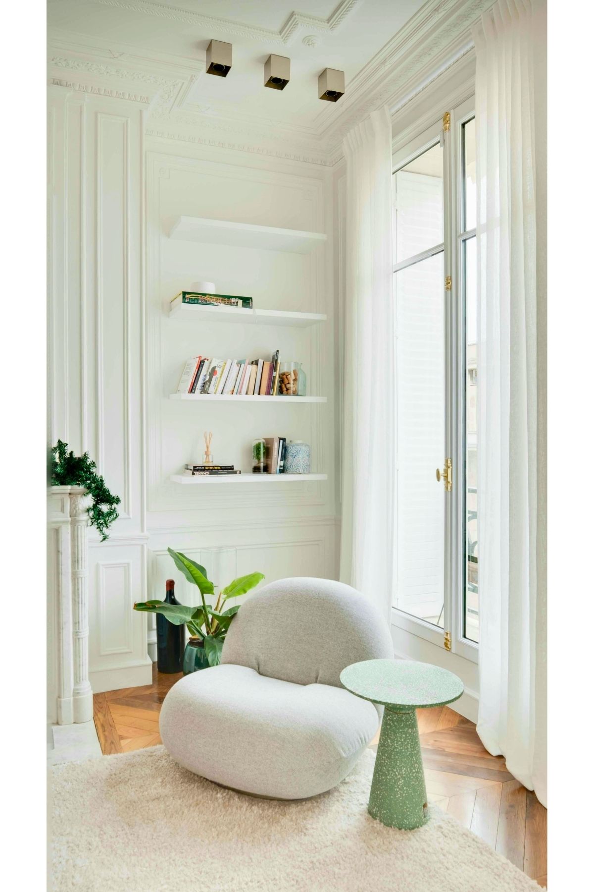 cantinhos de leitura em casa com poltrona clara e luz natural