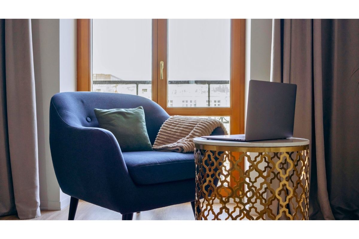 cantinhos de leitura em casa próximos à janela com poltrona.